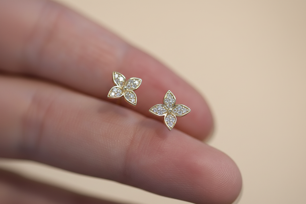 Flower earrings - fingertip