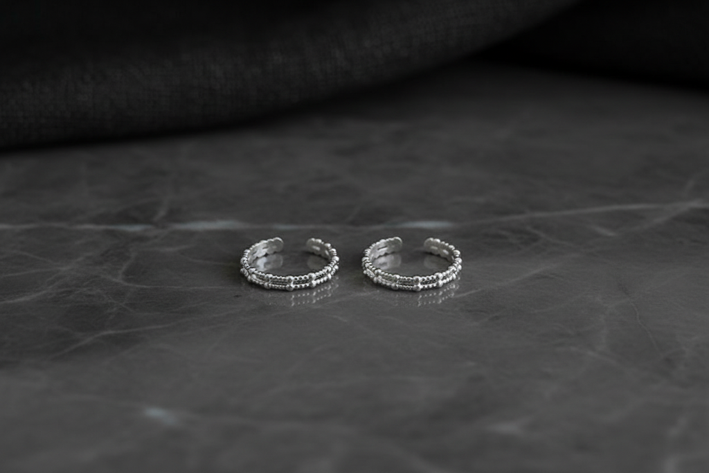 Ring - dark marble flat lay